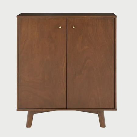 Vista frontal del mueble de bar Serdan en tono café madera, con dos puertas de frente liso y tiradores metálicos tipo botón en acabado dorado.