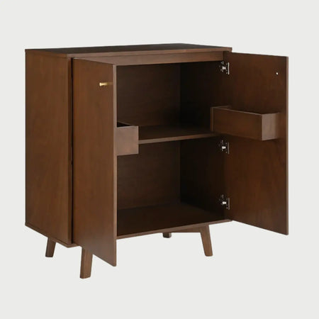 Perfil lateral del mueble de bar Serdan café, mostrando la estructura robusta de madera y la base elevada sobre patas angulares coordinadas.