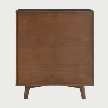 Vista posterior del mueble de bar Serdan en acabado café, con un panel de respaldo sólido que asegura la integridad de la pieza.