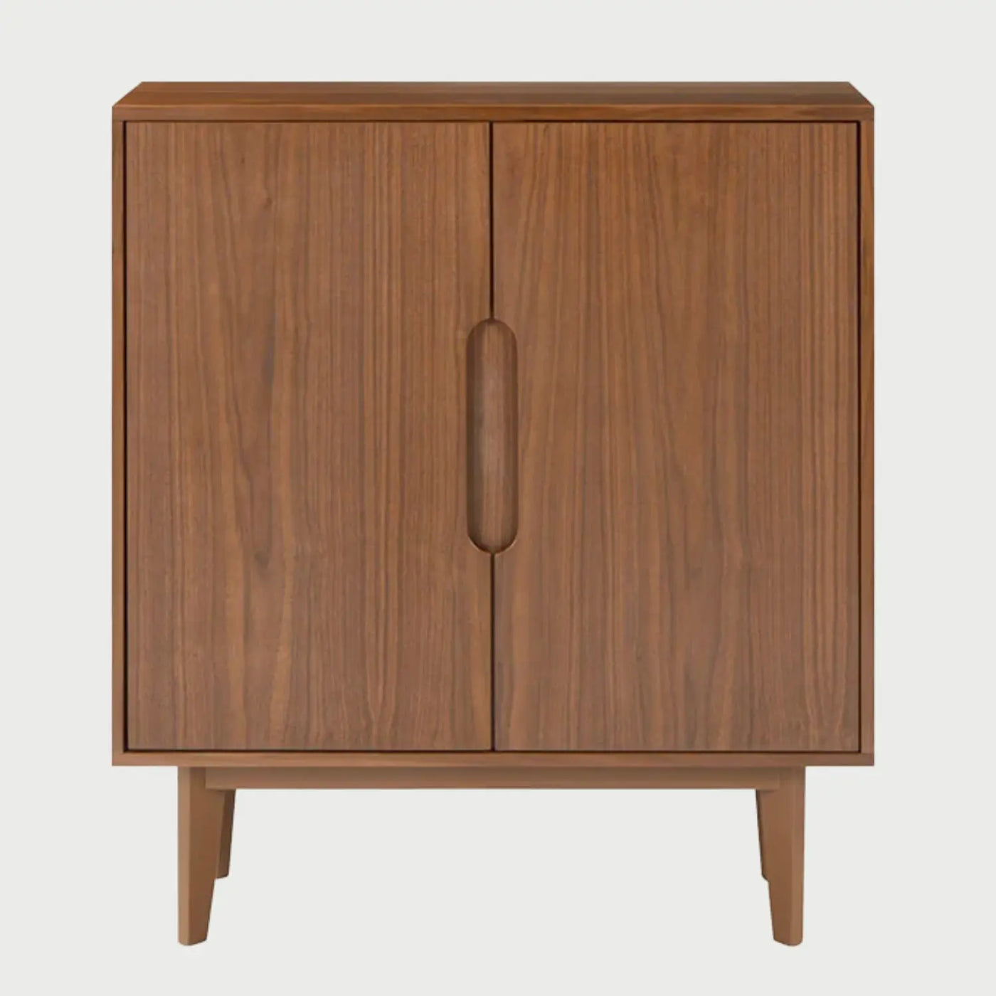 Vista frontal del mueble de bar Talitha en acabado café nogal, resaltando la veta natural de la madera oscura y su estética sofisticada para el almacenamiento de licores.