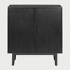 Vista frontal del mueble de bar Talitha en color negro mate, destacando el diseño minimalista de sus frentes y el tirador artesanal tallado en el centro de las puertas.