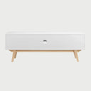 Vista posterior del mueble de TV Cuauhtémoc, exhibiendo el panel de respaldo blanco con un orificio pasacables central para una gestión electrónica impecable.