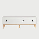 Vista posterior del mueble de TV Sei de 160 cm, exhibiendo un panel de respaldo sólido que asegura la estabilidad de sus múltiples compartimentos de almacenamiento.