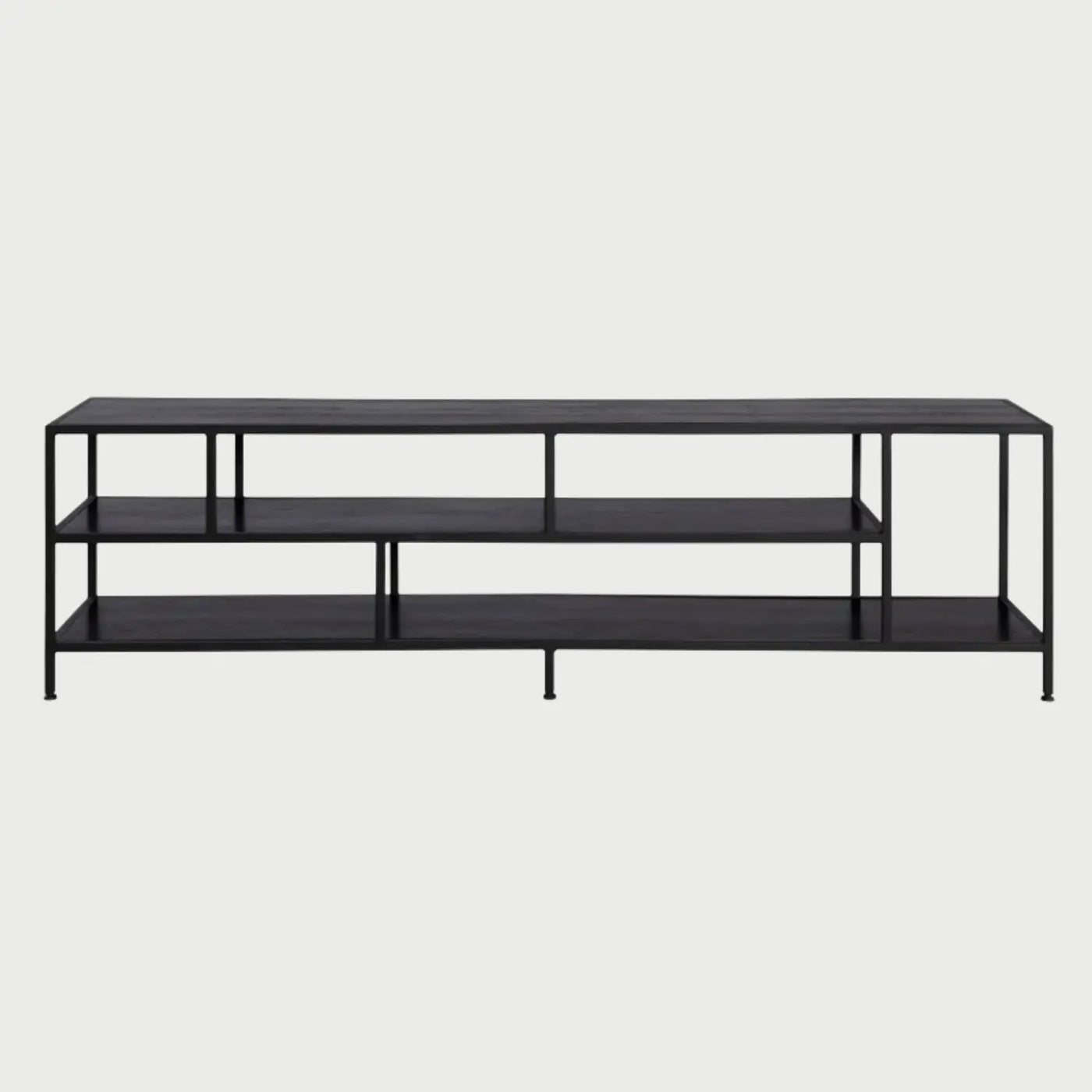 Vista frontal del mueble de TV Yugen de 200 cm en color negro, con una estructura metálica esbelta y repisas de madera con una distribución de nichos asimétricos abiertos.