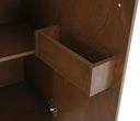 Mueble de bar Serdán en acabado cálido, mostrando estantes y un diseño funcional ideal para cualquier reunión.