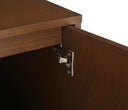 Mueble de bar Serdán en tono cálido, con puertas abiertas que muestran su diseño elegante y funcional. Perfecto para tu hogar.