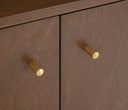 Mueble de bar Serdán en tono café, con dos puertas y manijas doradas, ideal para añadir estilo y funcionalidad a tu hogar.