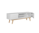 Mueble de TV Cuauhtemoc en color blanco, con un estante abierto y un gabinete con puerta, diseño moderno y minimalista.