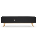 Mueble para TV Cuauhtémoc con cuerpo negro y patas de madera, presenta un diseño moderno y minimalista ideal para cualquier sala.