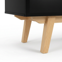 Mueble para TV Cuauhtémoc de color negro con patas de madera, diseño moderno y minimalista, ideal para almacenamiento.