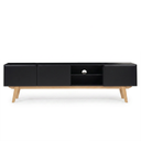 Mueble para TV Cuauhtémoc en color negro, con patas de madera, tres compartimentos de almacenamiento y un diseño moderno y minimalista.