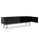 Mueble de TV Cuauhtémoc en color negro, con patas de madera, dos gabinetes con puertas y estantería abierta en el centro.