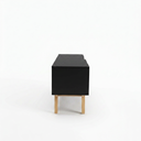 Mueble para TV Cuauhtémoc de diseño minimalista en negro con patas de madera clara, ideal para dar estilo a tu sala.