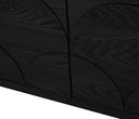 Mueble de TV Sasian en color negro, con un diseño moderno y elegante, ideal para tu sala y con espacio de almacenamiento.