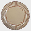 Plato para ensalada Acocota en color beige con acabado esmaltado y borde decorativo