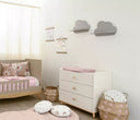 Habitación infantil decorada con un estilo nórdico que incluye dos repisas Nuage en color gris con forma de nube instaladas sobre una pared blanca. La escena se complementa con una cuna de madera, una cómoda minimalista y cestos de mimbre, creando un ambiente tierno y organizado.