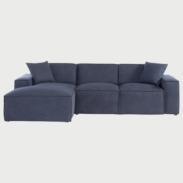 Sofá esquinero izquierdo Otto con diseño moderno y tapizado en azul oscuro, ideal para relajarse y decorar tu hogar.