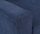 Sofá modular azul Amil con textura, resaltando su diseño estructurado y líneas limpias, ideal para cualquier espacio moderno.