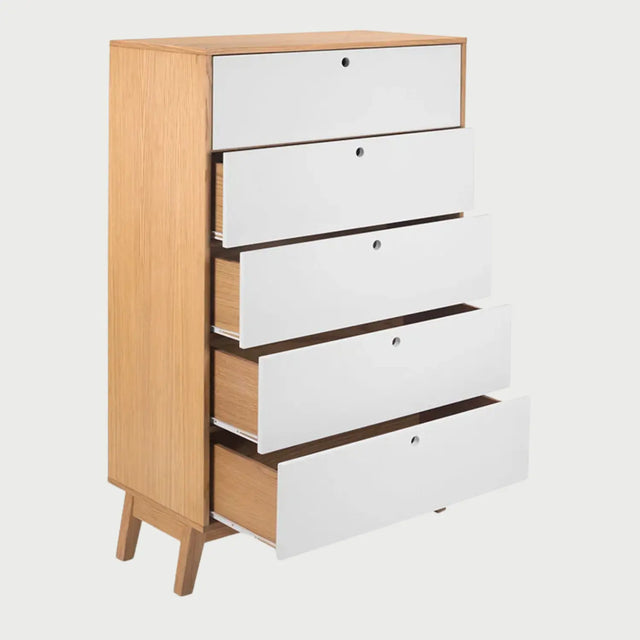 Detalle de la base del semanario Evo, mostrando sus patas inclinadas de madera natural que aportan estabilidad y un estilo nórdico contemporáneo al mueble.