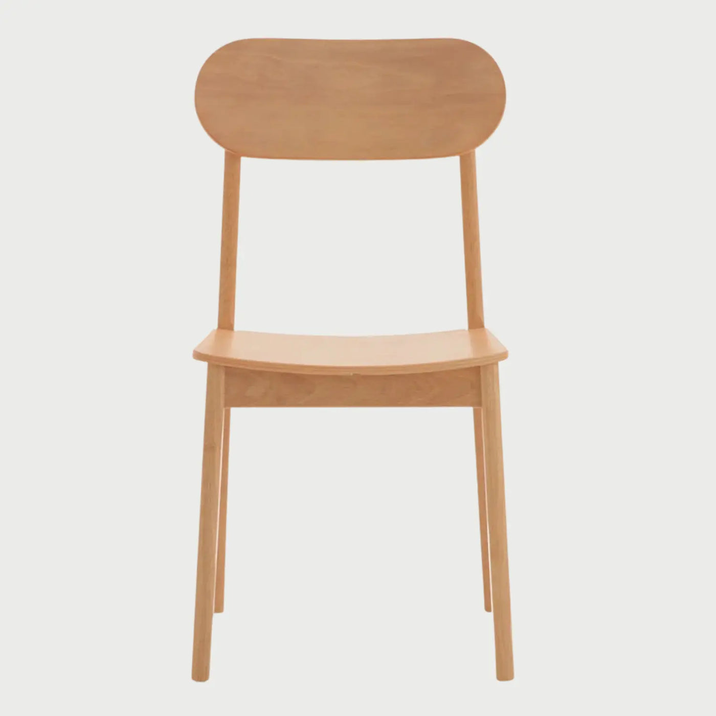 Vista frontal de la silla Bautista en madera con acabado barnizado natural, destacando su respaldo ovalado horizontal, asiento ergonómico curvo y patas cónicas estilizadas.