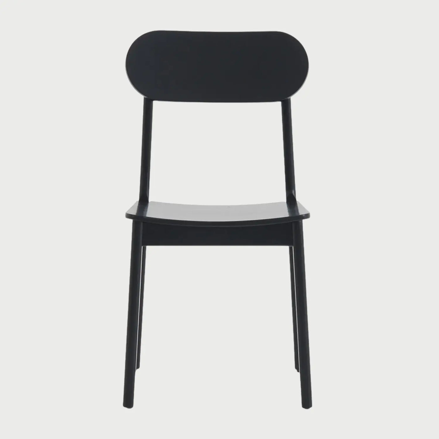 Vista frontal de la silla Bautista en acabado negro mate, resaltando su silueta moderna y elegante que mantiene la calidez de la textura de la madera.