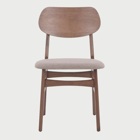 Vista frontal de la silla Boris con estructura de madera en acabado nogal oscuro y asiento acolchado tapizado en tela color café; presenta un respaldo ancho de madera contrachapada con veta visible y patas cilíndricas reforzadas.