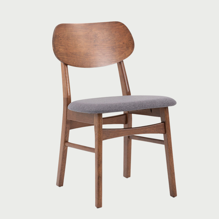 Vista frontal de la silla Boris con estructura de madera nogal y asiento tapizado en color gris, resaltando el contraste elegante entre la madera oscura y el tejido neutro.