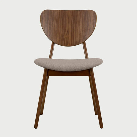 Vista frontal de la silla de comedor Naupan tapizada en tela color café claro, con un respaldo circular de madera con veta visible y patas cilíndricas en acabado nogal oscuro.