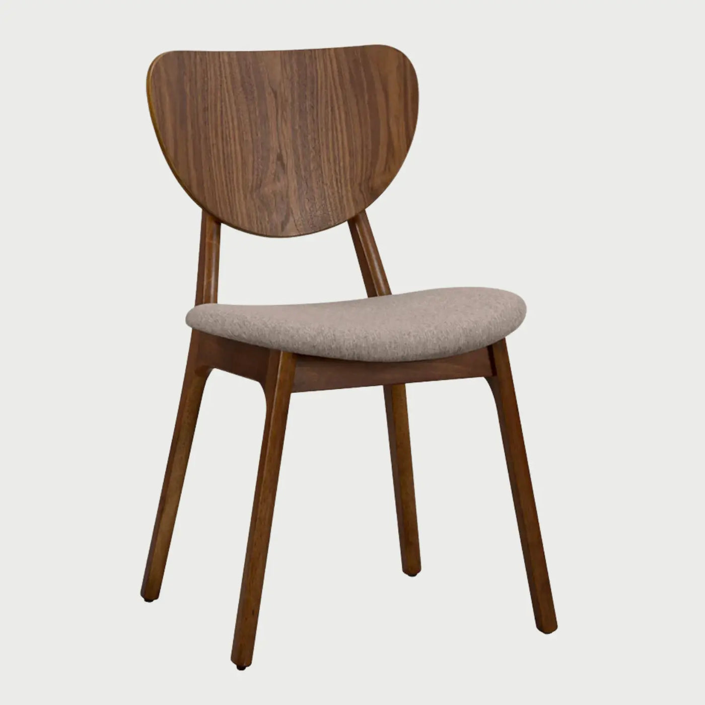 Vista lateral de la silla Naupan café, mostrando la curvatura ergonómica del respaldo de madera y la inclinación de las patas que brindan un soporte estable y elegante.