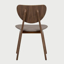 Vista posterior de la silla Naupan, destacando la belleza de la madera natural en el respaldo ovalado y la estructura sólida de las patas traseras en acabado nogal.