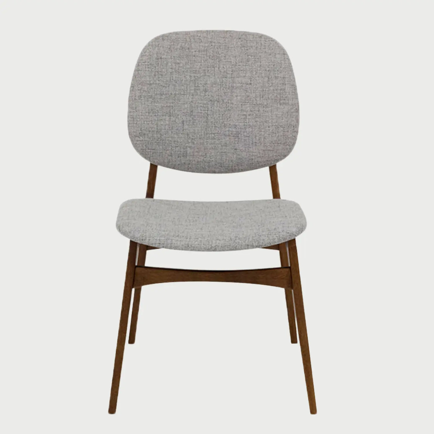 Vista frontal de la silla de comedor Palmira, con asiento y respaldo redondeado tapizados en tela gris jaspeada y una estructura de patas de madera en acabado nogal oscuro con travesaños de refuerzo.