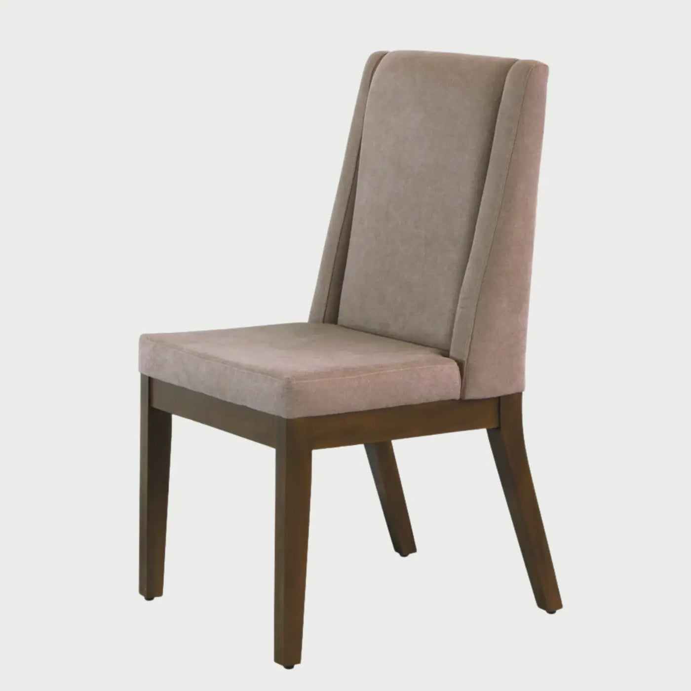 Vista frontal de la silla de comedor Riviera tapizada en tela color café claro, con un respaldo alto de costados rectos y asiento acolchado sobre una base de madera sólida en acabado nogal.