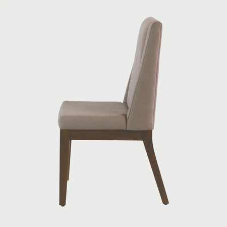 Vista lateral de la silla Riviera café, mostrando el grosor del acolchado en el asiento y la ligera inclinación del respaldo alto diseñada para un soporte lumbar óptimo.