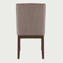 Vista posterior de la silla Riviera en color café, destacando el acabado tapizado continuo y la estructura de patas traseras de madera que brindan gran estabilidad.