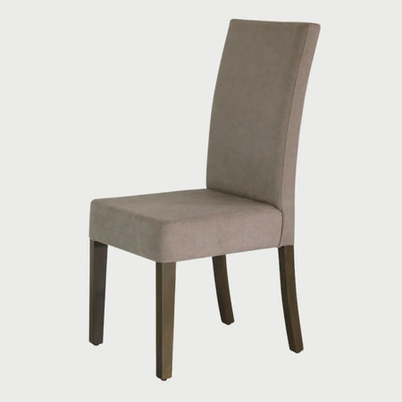 Vista frontal de la silla de comedor Samula tapizada en tela color café, con un respaldo alto y esbelto de silueta rectangular y asiento acolchado sobre patas de madera en acabado nogal.