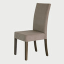 Vista frontal de la silla de comedor Samula tapizada en tela color café, con un respaldo alto y esbelto de silueta rectangular y asiento acolchado sobre patas de madera en acabado nogal.