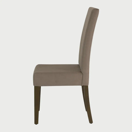 Vista lateral de la silla Samula café, mostrando el perfil elegante y ligeramente curvado de su respaldo alto para un apoyo ergonómico y la estabilidad de su base de madera oscura.