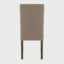 Vista posterior de la silla Samula en color café, exhibiendo el tapizado continuo y liso que cubre todo el respaldo y la sólida unión con las patas de madera traseras.