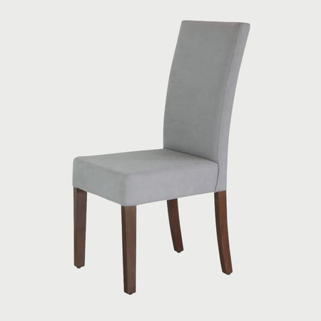 Vista frontal de la silla de comedor Samula en color gris claro, destacando su diseño minimalista de respaldo alto y patas de madera en acabado nogal.