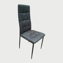 Vista lateral de la silla Sian en color gris, mostrando el perfil esbelto y la ligera inclinación del respaldo alto capitonado, diseñado para un soporte lumbar completo y elegante.