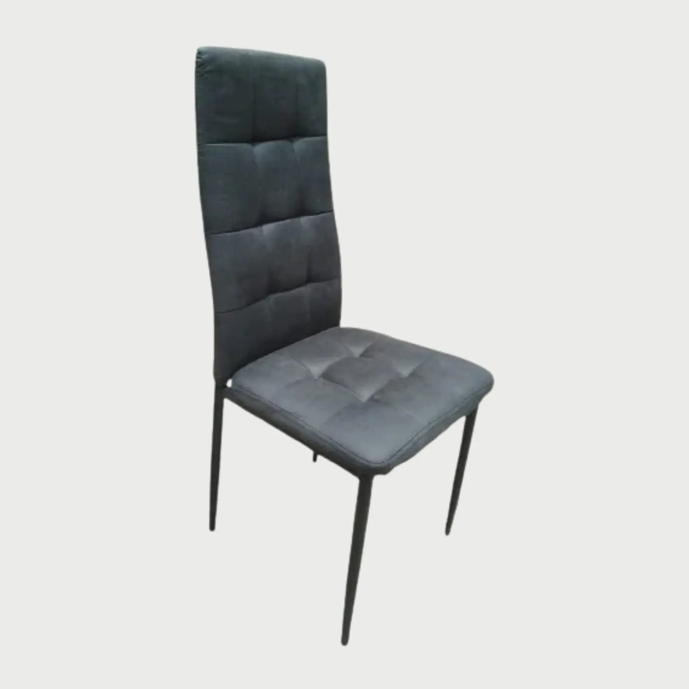 Vista lateral de la silla Sian en color gris, mostrando el perfil esbelto y la ligera inclinación del respaldo alto capitonado, diseñado para un soporte lumbar completo y elegante.