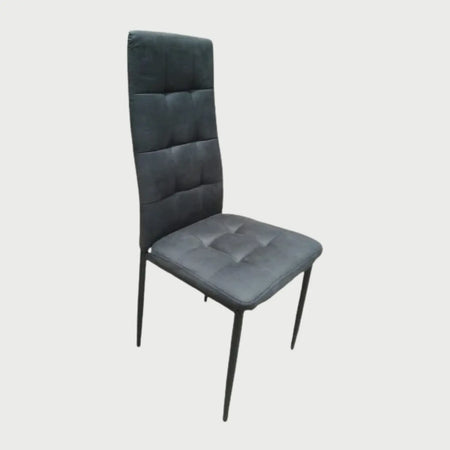 Vista lateral de la silla Sian en color gris, mostrando el perfil esbelto y la ligera inclinación del respaldo alto capitonado, diseñado para un soporte lumbar completo y elegante.