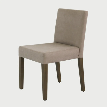 Vista frontal de la silla de comedor Talpa en color café, destacando su estética cálida y versátil con patas de madera en acabado nogal.