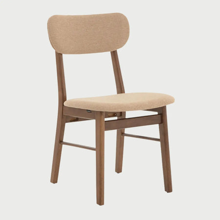 Vista lateral de la silla Marcela en color beige, que muestra el perfil curvo del respaldo de madera y la estructura de soporte lineal que garantiza una postura cómoda y estable.