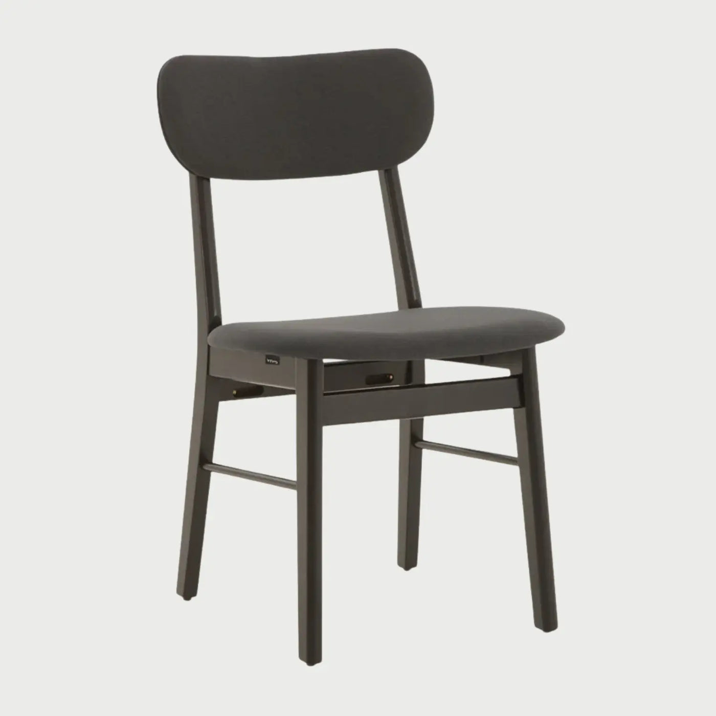 Vista lateral de la silla Marcela negra, mostrando el perfil curvo del respaldo de madera y la estructura de soporte lineal que une las patas para una mayor estabilidad.