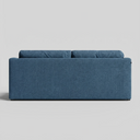 Vista posterior del sillón Marie de tres cuerpos en color azul, mostrando un tapizado uniforme de alta calidad y una base sólida con patas cortas de madera.