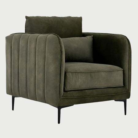 Vista lateral del sillón Marina GAIA en tela verde olivo, resaltando el perfil inclinado del respaldo, sus brazos delgados y estilizados, y las patas de madera clara.