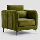 Vista lateral del sillón Marina verde oscuro, resaltando el ángulo de inclinación del respaldo, los brazos estilizados y la estructura de patas de madera en acabado natural.