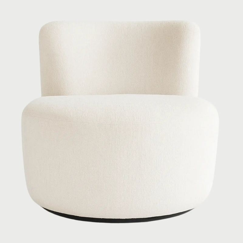 Sillón Sam GAIA tapizado en tela blanca, estilo escandinavo con formas suaves y redondeadas.