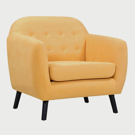 Vista lateral del sillón San Blas GAIA en color amarillo, destacando su silueta retro con respaldo inclinado, descansa-brazos curvos y patas de madera oscura en ángulo.